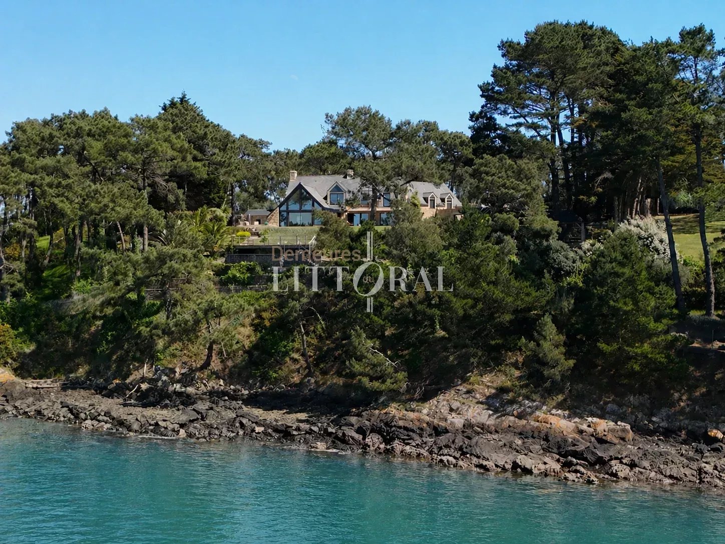 Propriété surplombant la mer